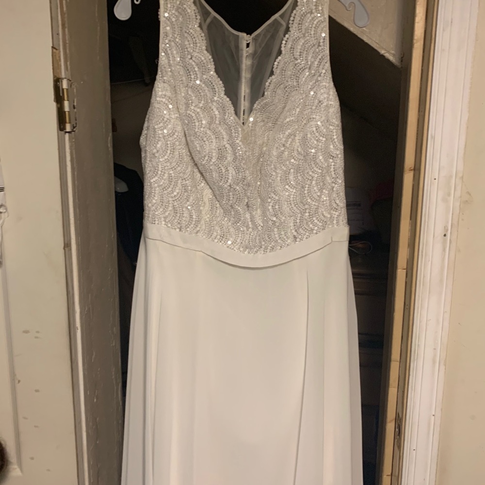 No sleeve WEDDING DRESS. GOOD AS NEW!!!